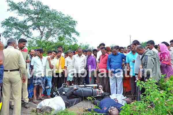 ರಸ್ತೆ ಮಧ್ಯೆ ಜೋತು ಬಿದ್ದಿದ್ದ ವಿದ್ಯುತ್ ತಂತಿ ಸ್ಪರ್ಶಿಸಿ ಮೂವರು ಮೃತ್ಯು